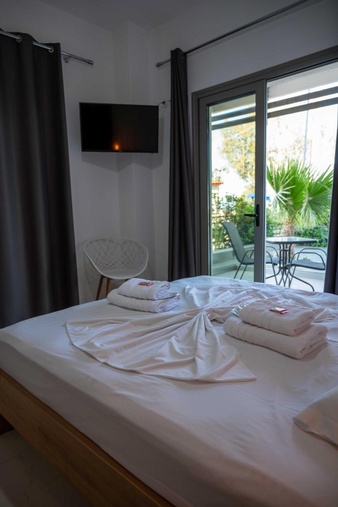 Finikas Suites & Apartments 10Min From Athens Airport 阿特米达 外观 照片